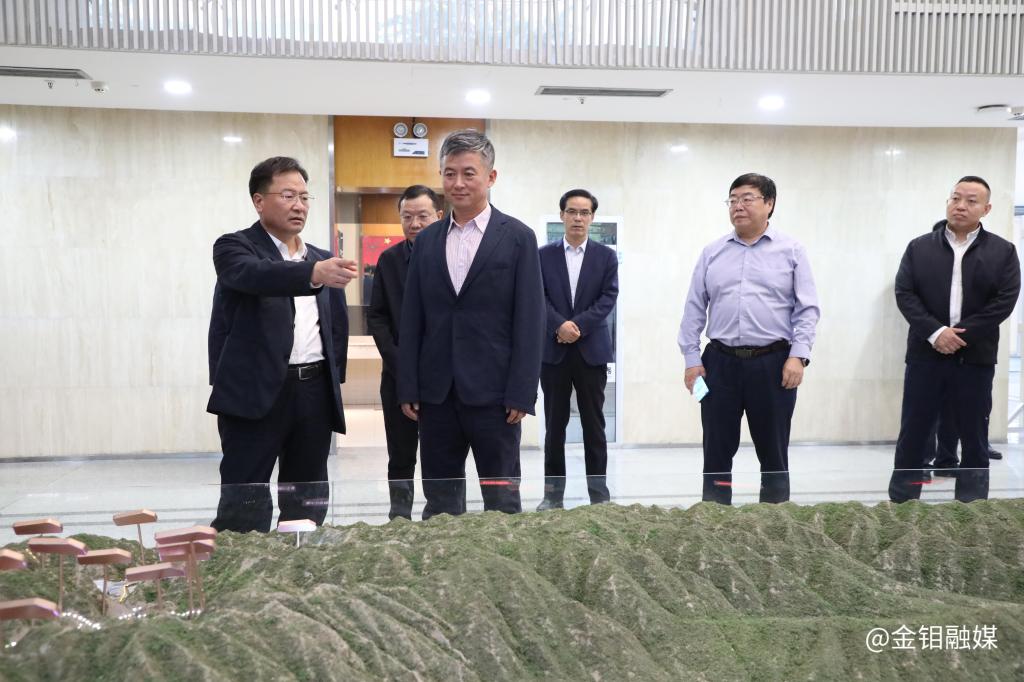 20241008-西安高新區(qū)黨工委副書記、管委會主任陳輝一行到金鉬股份調(diào)研座談 (1).jpg